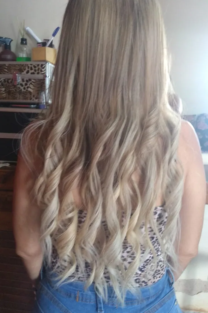 Depois: Mega Hair loiro com ondas