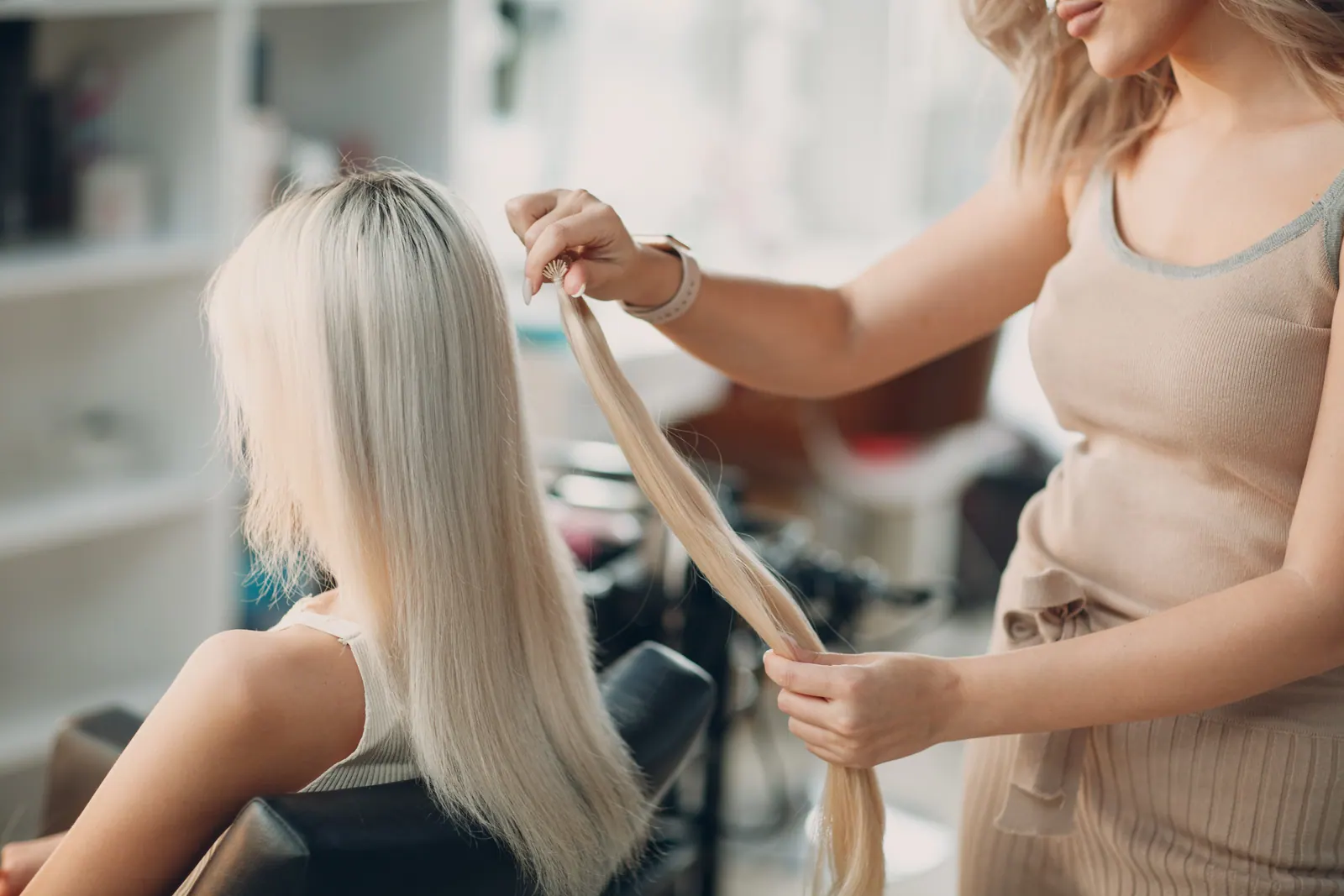 Profissional separando mecha de cabelo humano para Mega Hair