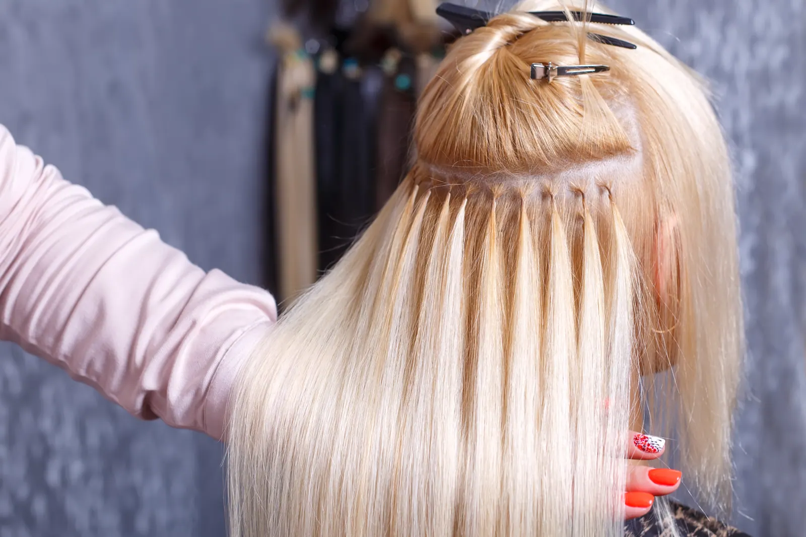 Pontos de Mega Hair aplicados com acabamento discreto