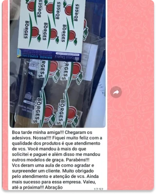 Mensagem de cliente no WhatsApp elogiando o atendimento e as etiquetas