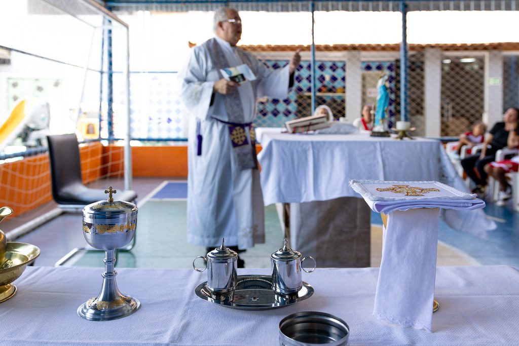 Altar preparado para a missa no pátio coberto da escola
