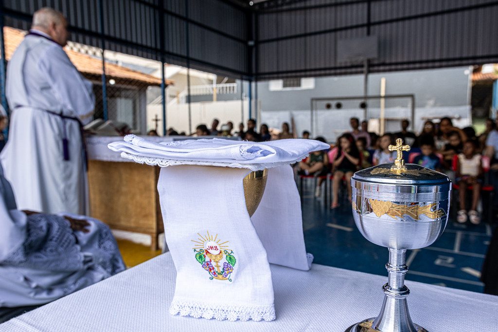 Cálice e altar preparados para a missa na escola