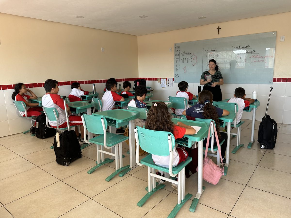 Turma do Ensino Fundamental I com a professora ao quadro