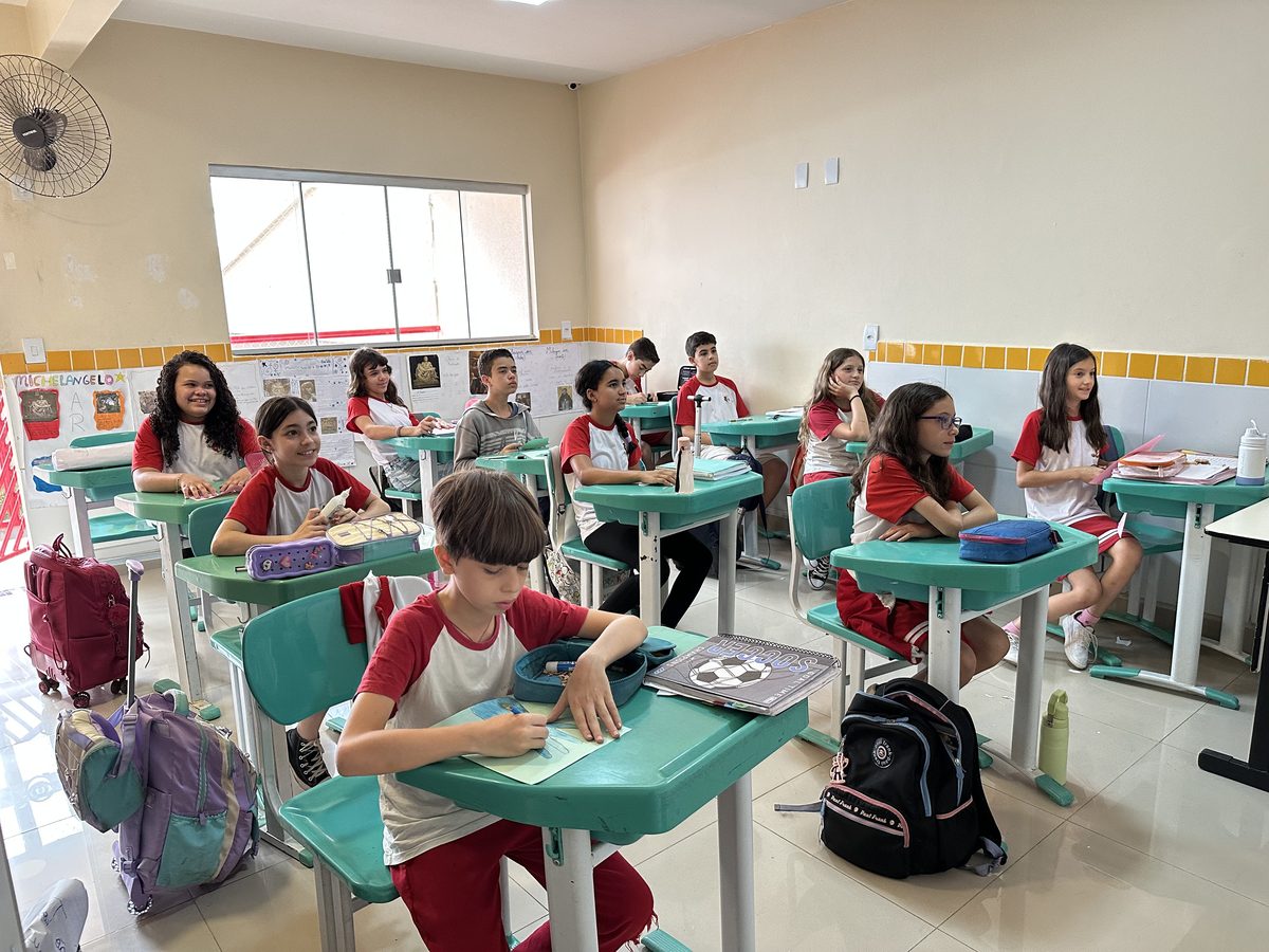 Alunos do Ensino Fundamental II nas carteiras