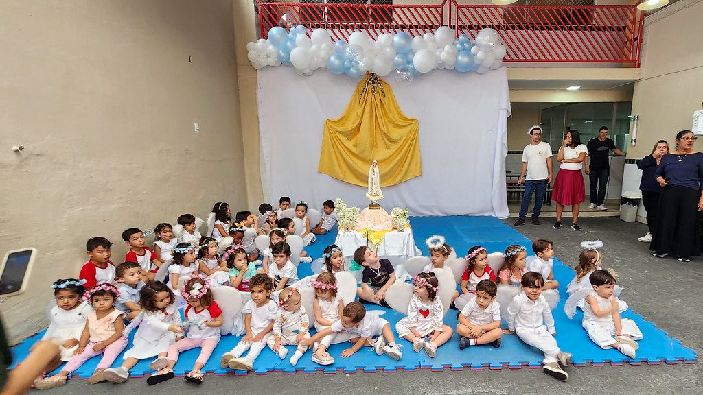 Alunos da Educação Infantil reunidos na Coroação de Nossa Senhora