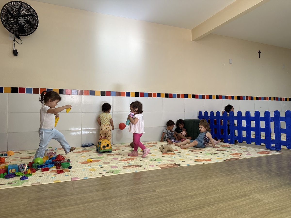 Crianças da creche brincando no espaço de recreação