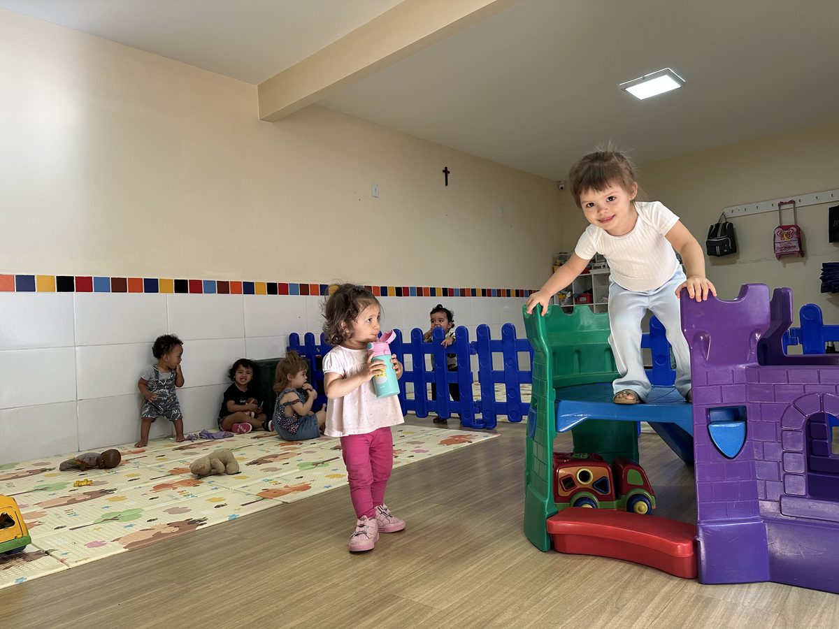 Crianças do berçário no parquinho da sala de recreação