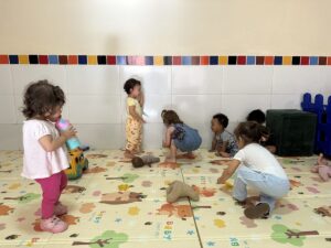 Crianças pequenas brincando sobre o tatame