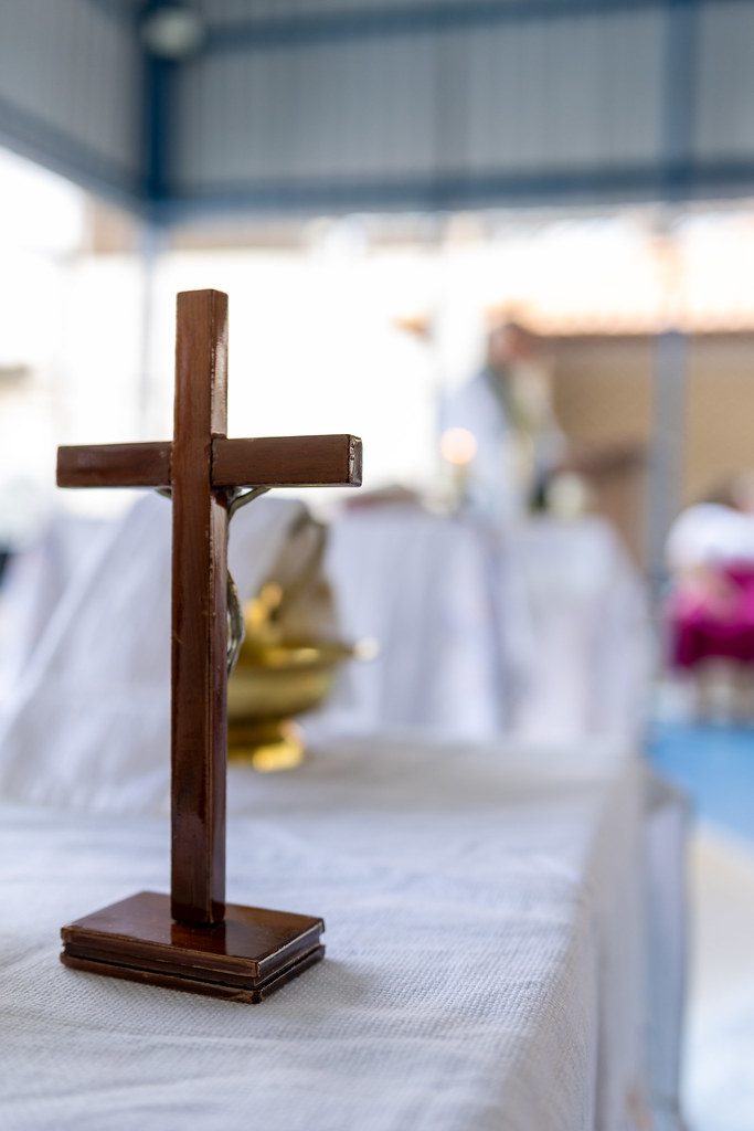 Crucifixo de madeira sobre o altar, na Missa Escolar