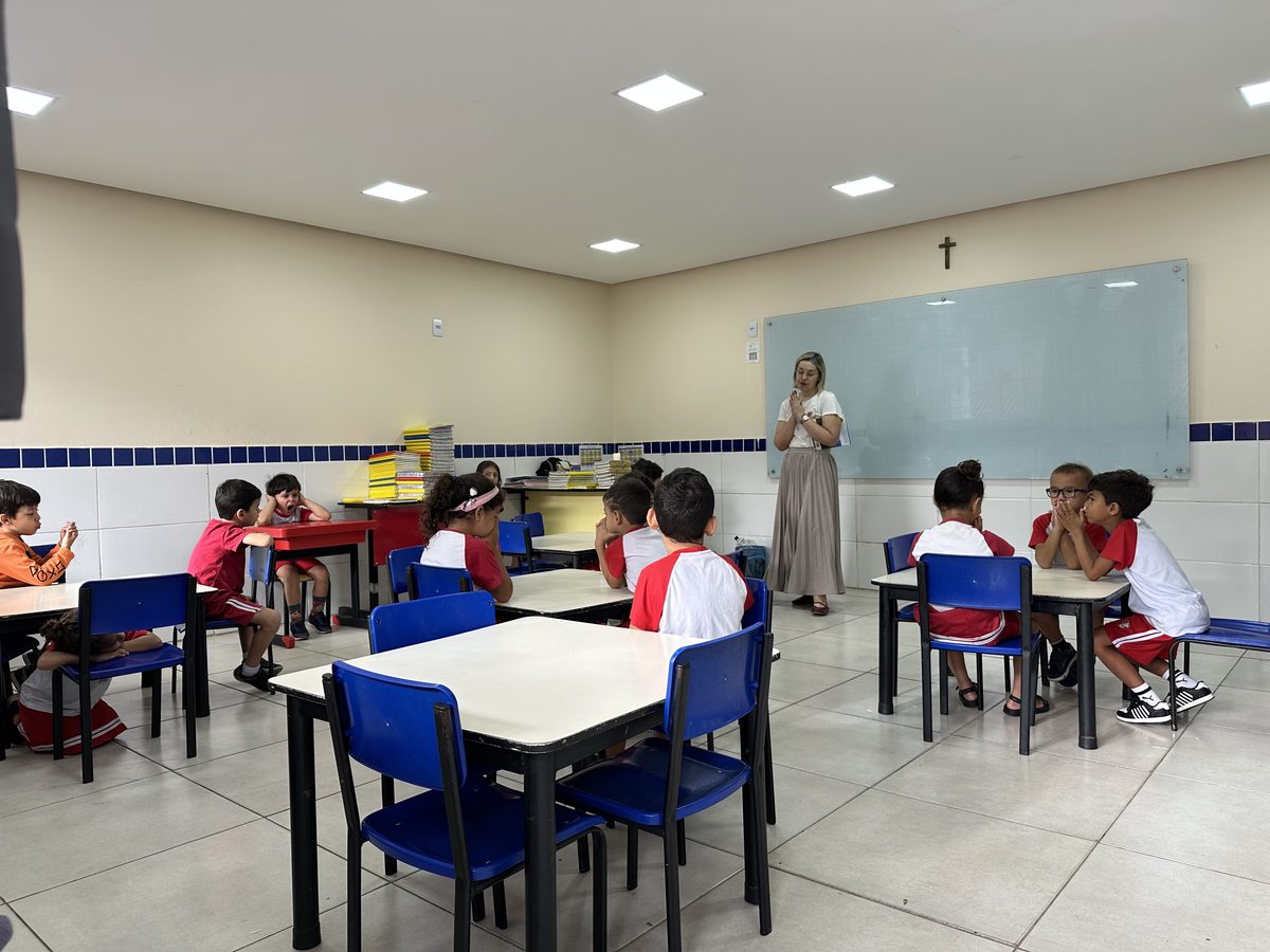Sala de aula da Via Cæli, com estantes, mesas e cadeiras para as crianças