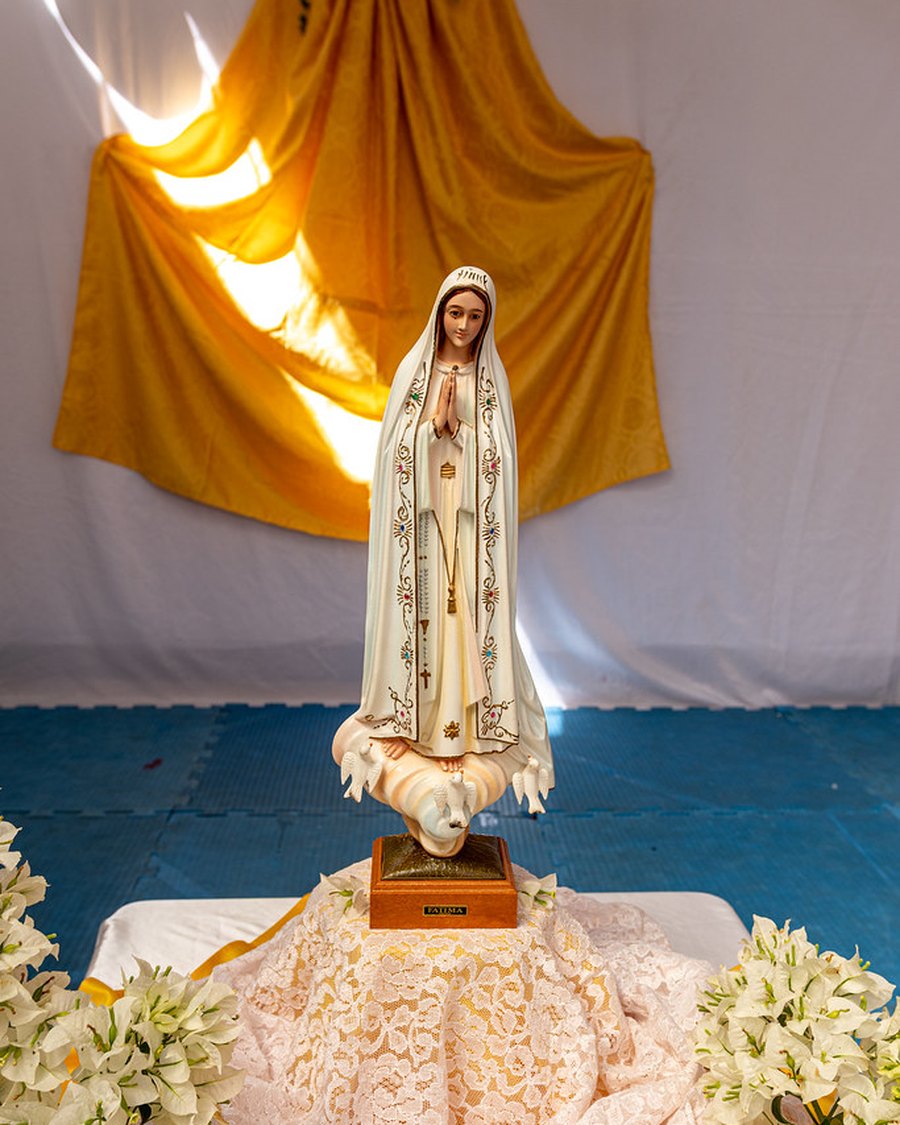 Imagem de Nossa Senhora coroada com flores, no altar da Via Cæli