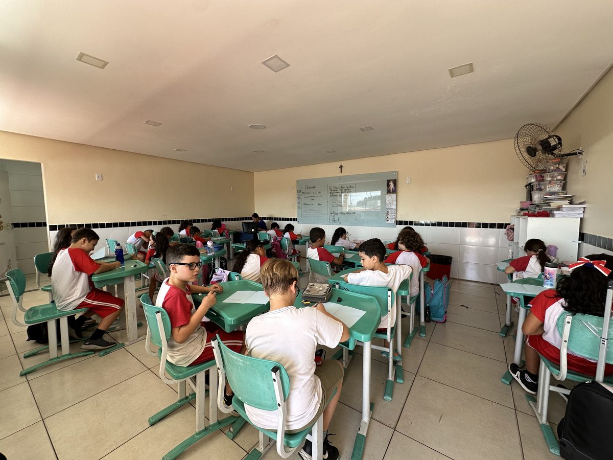 Alunos do Fundamental I em suas carteiras