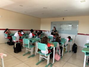 Turma do Fundamental I acompanhando a professora ao quadro