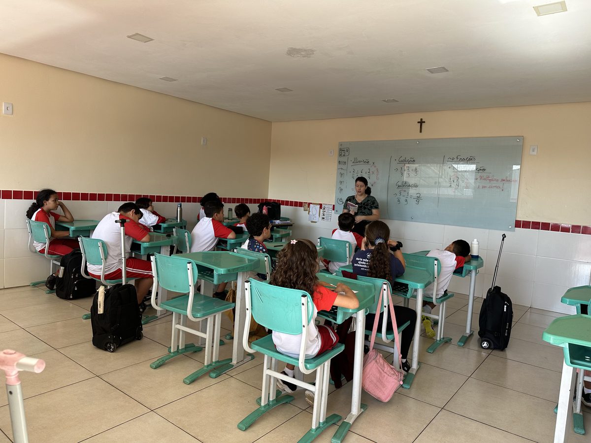Turma do Fundamental I acompanhando a professora ao quadro