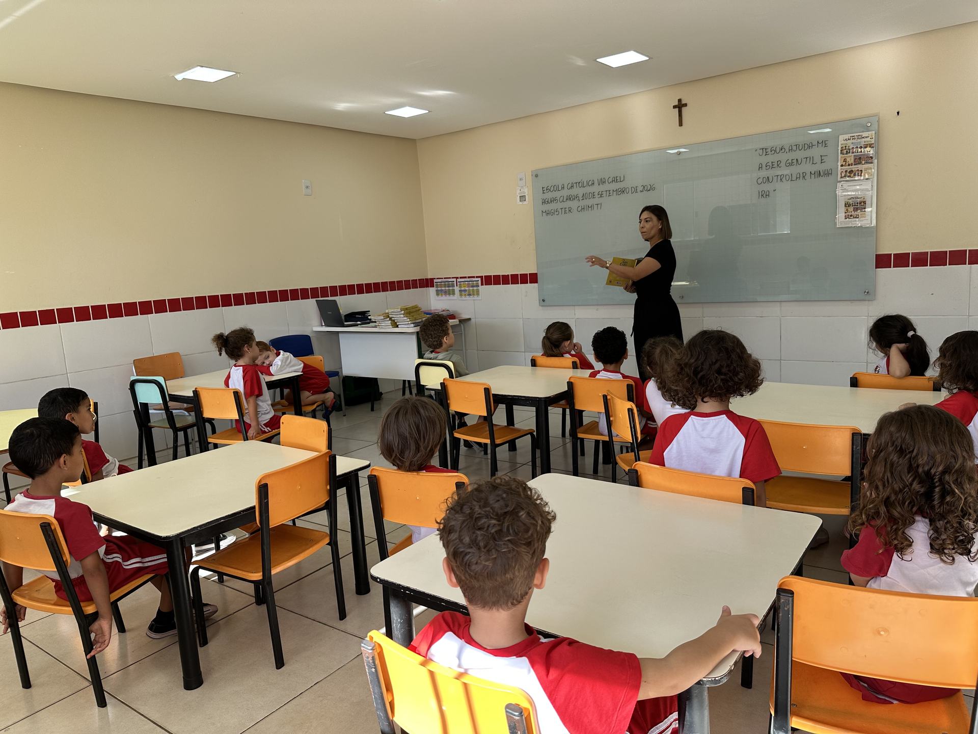 Turma da Educação Infantil acompanhando a professora em sala