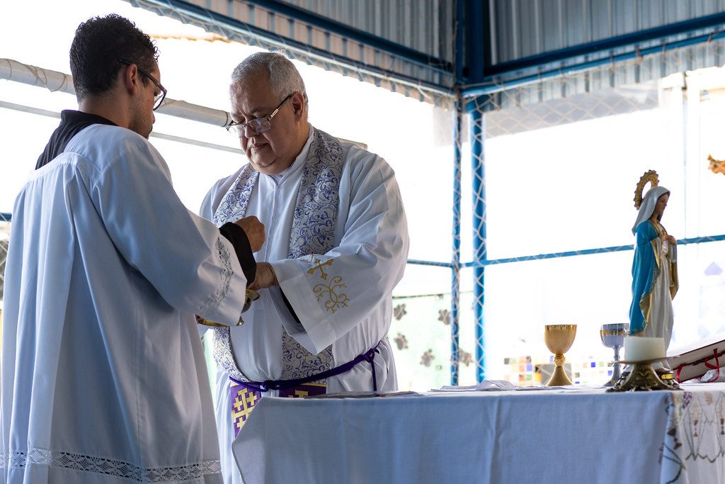 Celebração no altar do pátio coberto da escola