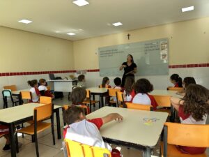Crianças da Pré-escola desenhando à mesa