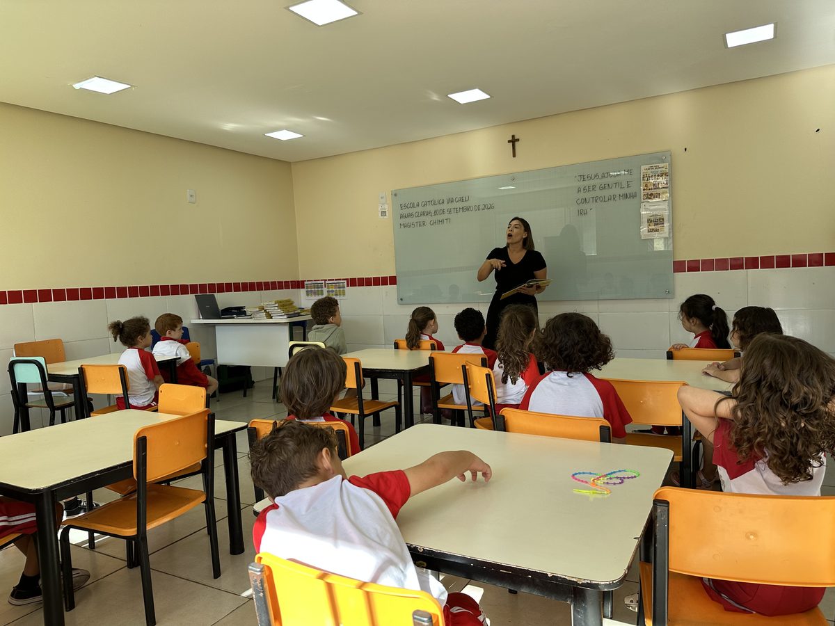 Crianças da Pré-escola desenhando à mesa