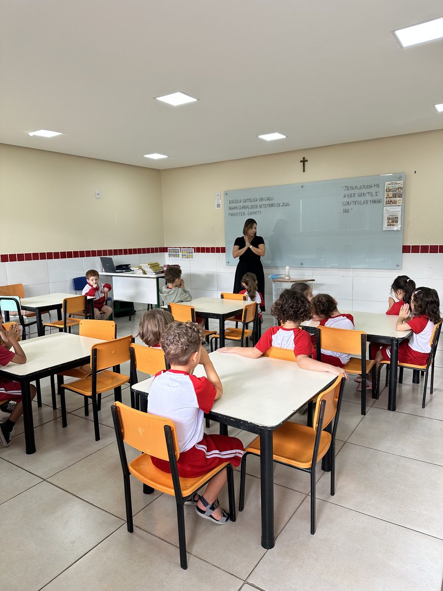 Sala da Pré-escola com as crianças sentadas às mesas