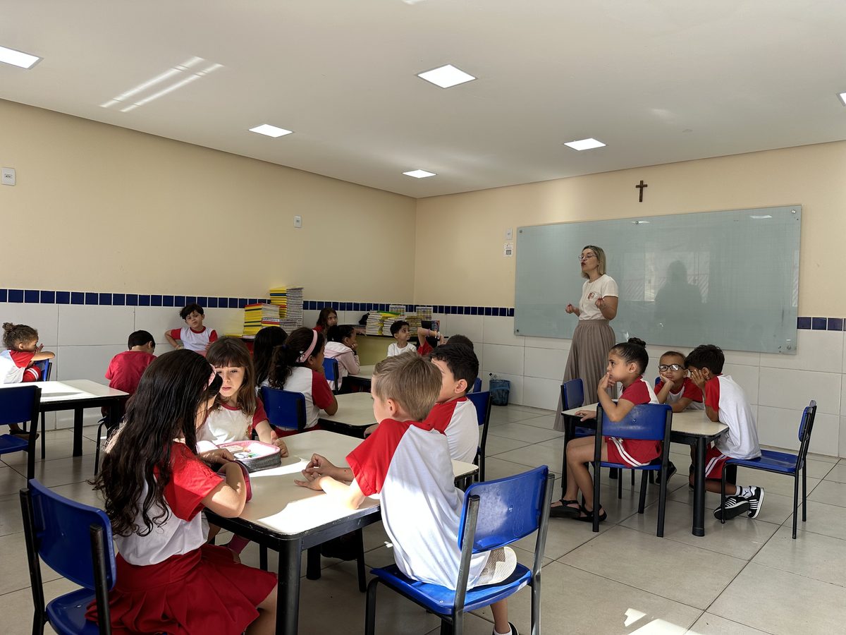 Crianças da Pré-escola em atividade com a professora