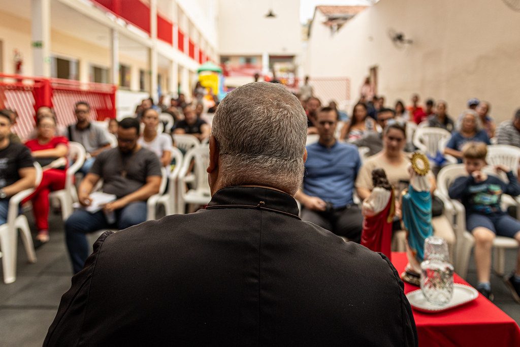 Famílias reunidas no pátio da escola na Primeira Missa Escolar