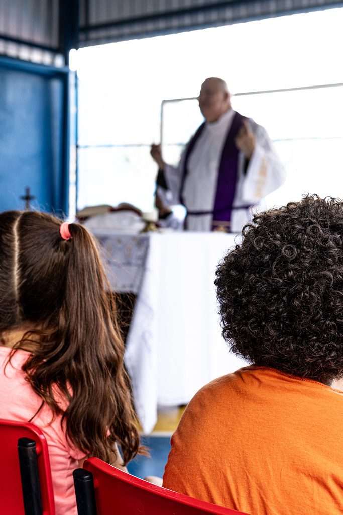 Padre fala a pais e alunos na primeira reunião de pais da Via Cæli