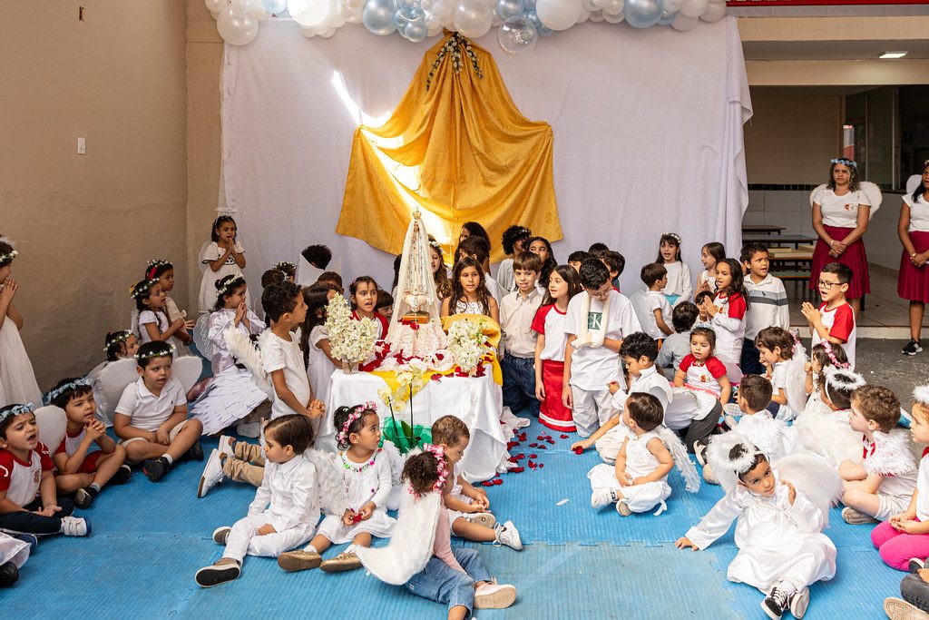 Crianças vestidas de branco na Coroação de Nossa Senhora