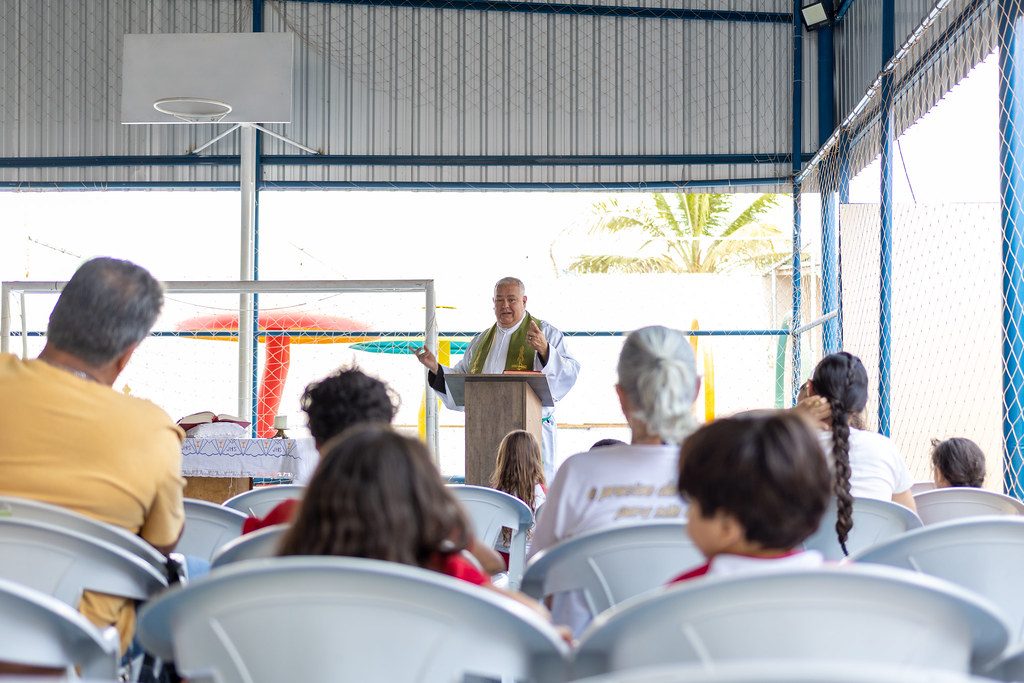 Alunos e famílias participando da Missa Escolar