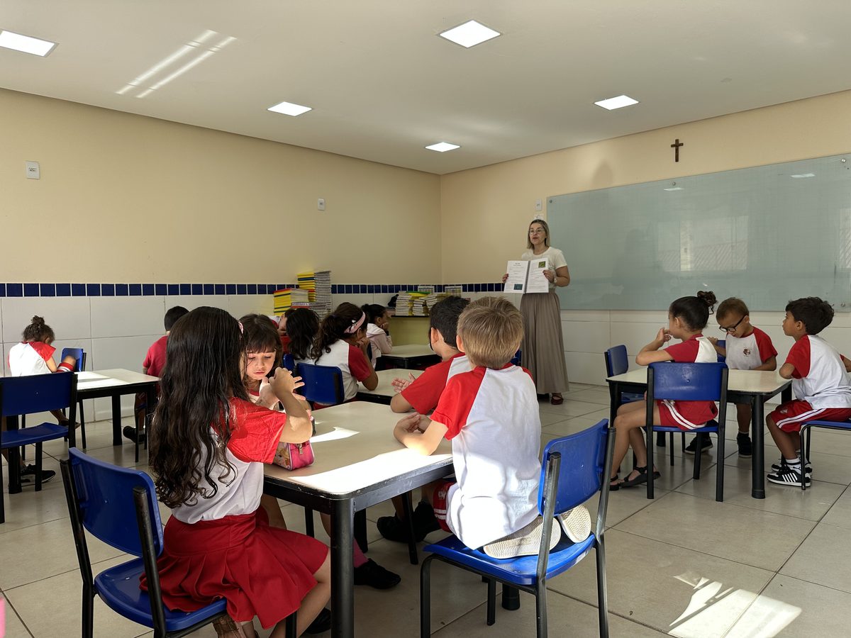 Crianças da Educação Infantil em atividade com a professora