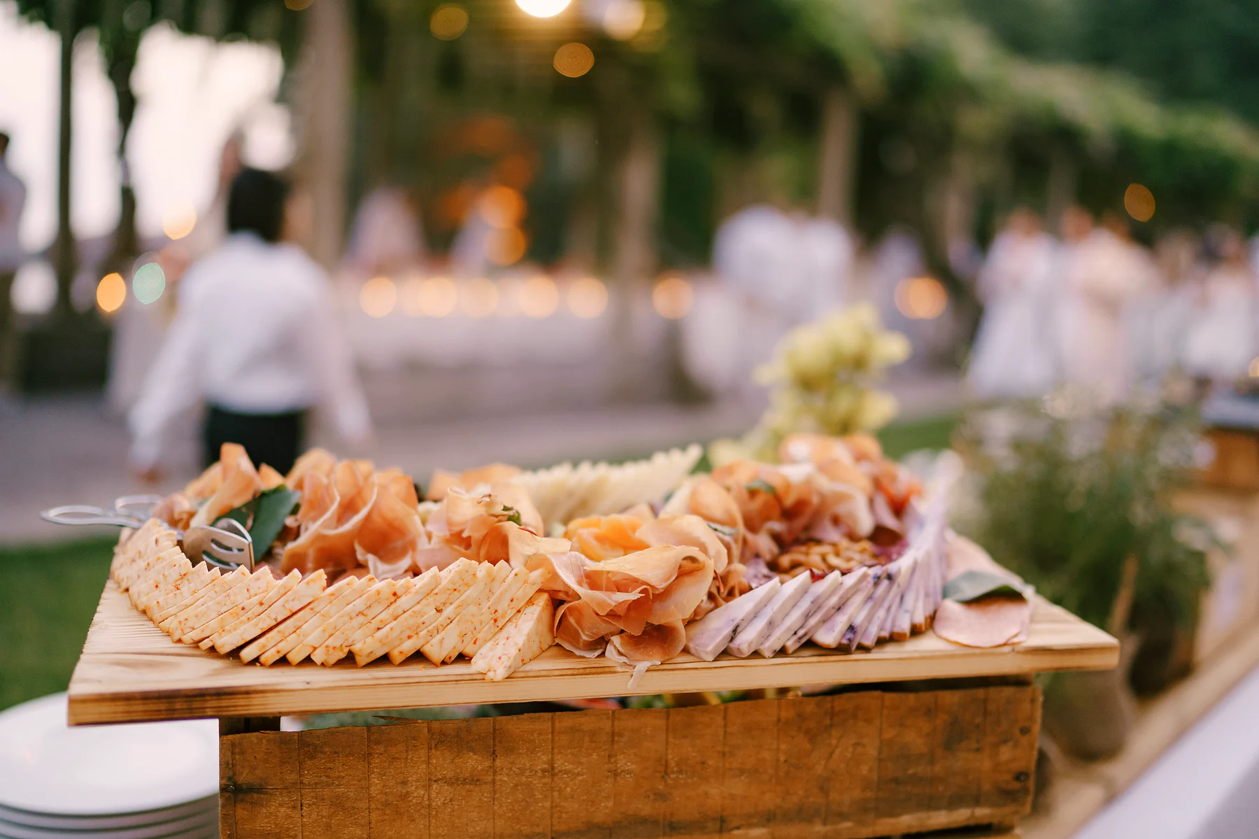 Tábua de frios servida no buffet de um casamento ao ar livre