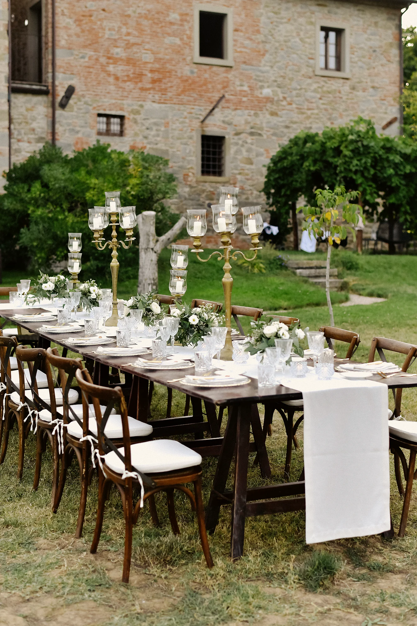 Mesa de casamento posta em frente a casarão de pedra